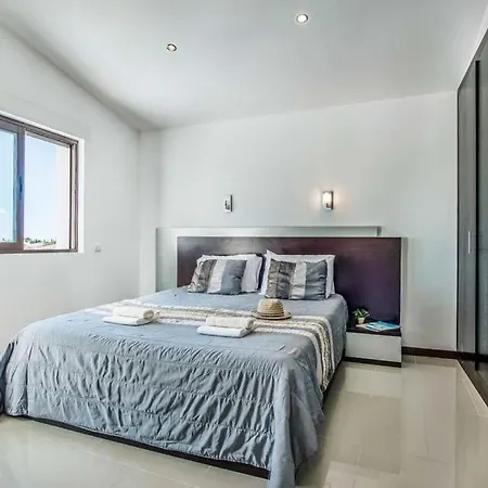 Sleeps 6 Pool Air Con Wifi Villa