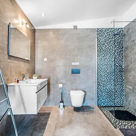Sleeps 6 Pool Air Con Wifi Villa